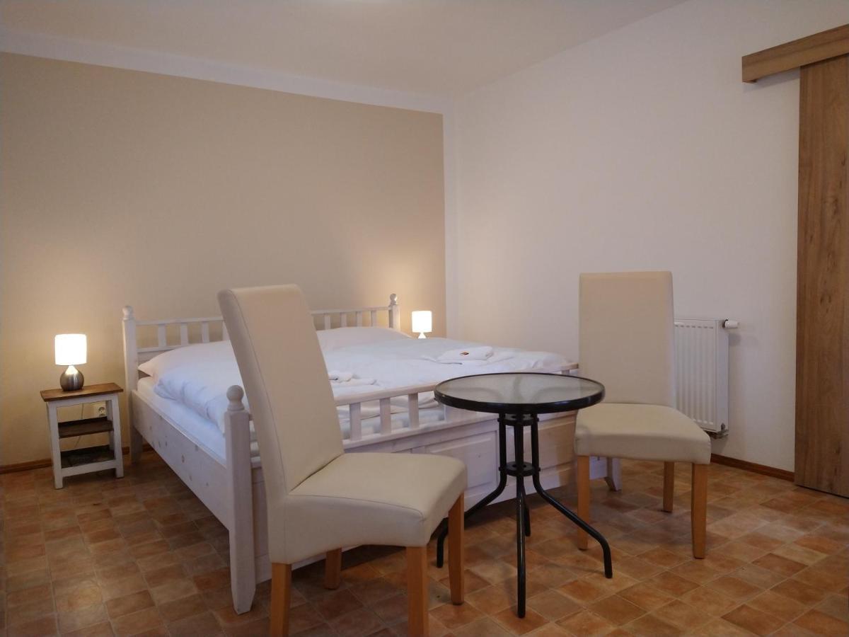 Apartmany Maly Mnich Mníšek pod Brdy Exteriör bild