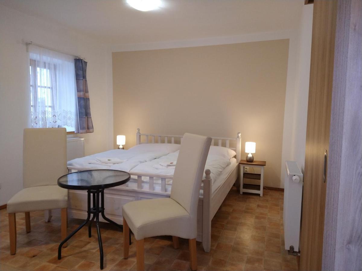 Apartmany Maly Mnich Mníšek pod Brdy Exteriör bild