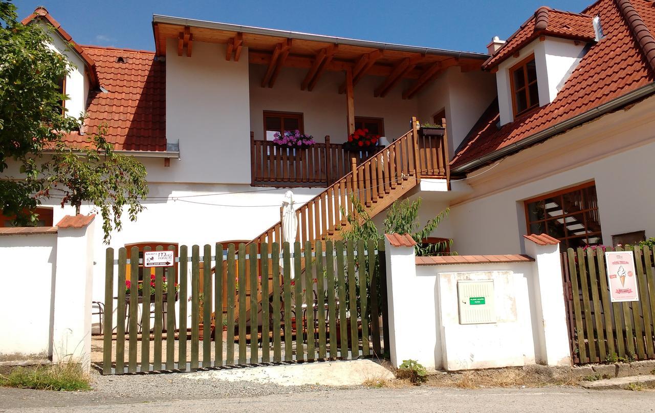 Apartmany Maly Mnich Mníšek pod Brdy Exteriör bild