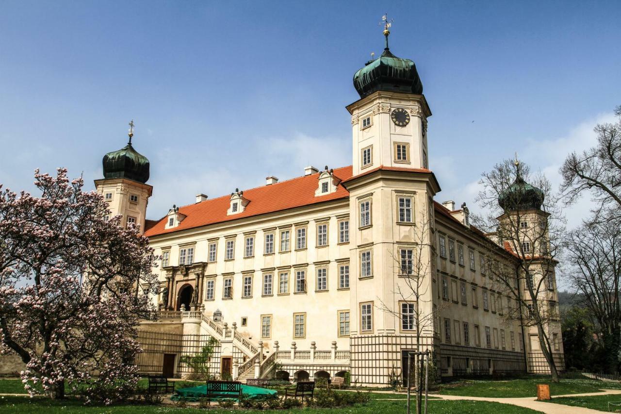 Apartmany Maly Mnich Mníšek pod Brdy Exteriör bild